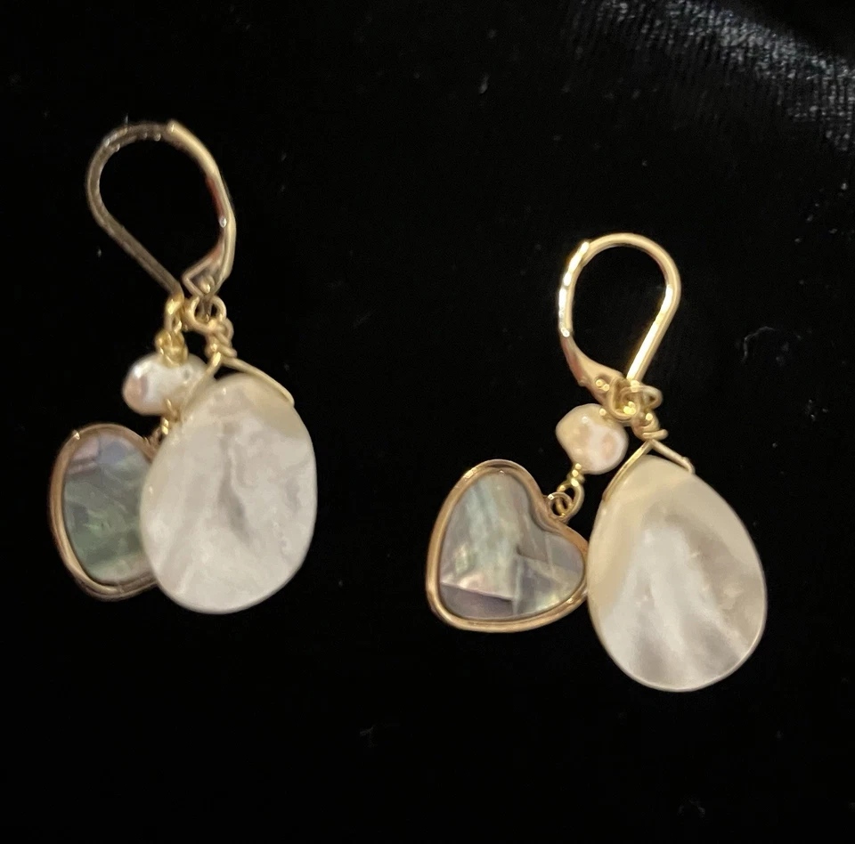 Pendientes colgantes de madreperla y abulón con gancho de palanca chapado en oro de NIA Foto 2 de 3