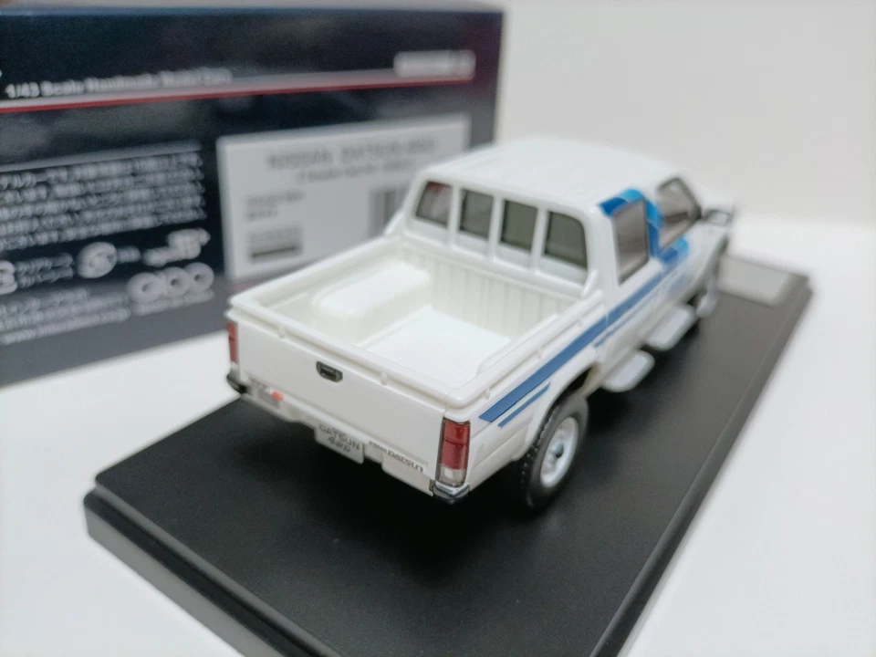 Hi story 1:43 Nissan Datsun 1985 blanco y azul modelo camioneta pickup de dos plazas Foto 3 de 4