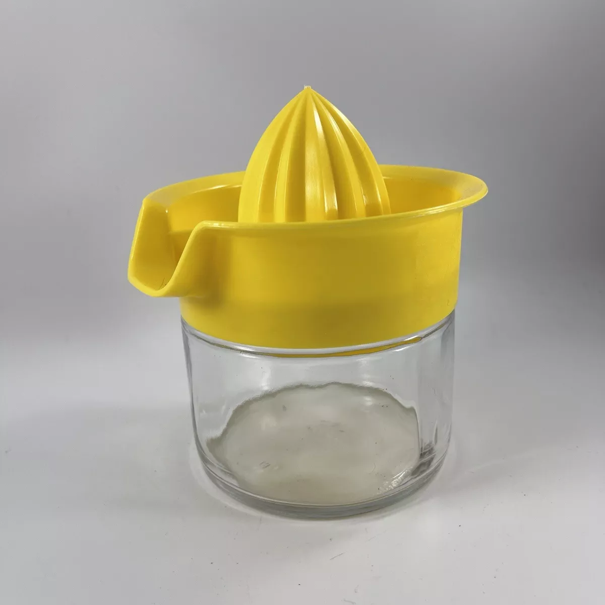 Plastic top hand juicer