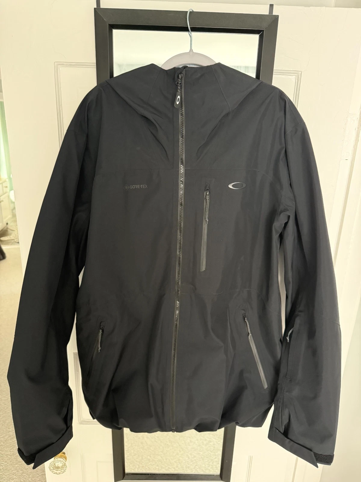 Oakley Men's Unbound Gore-Tex Shell Jacket Size XL Black Very Lightly Used - product detail image 1