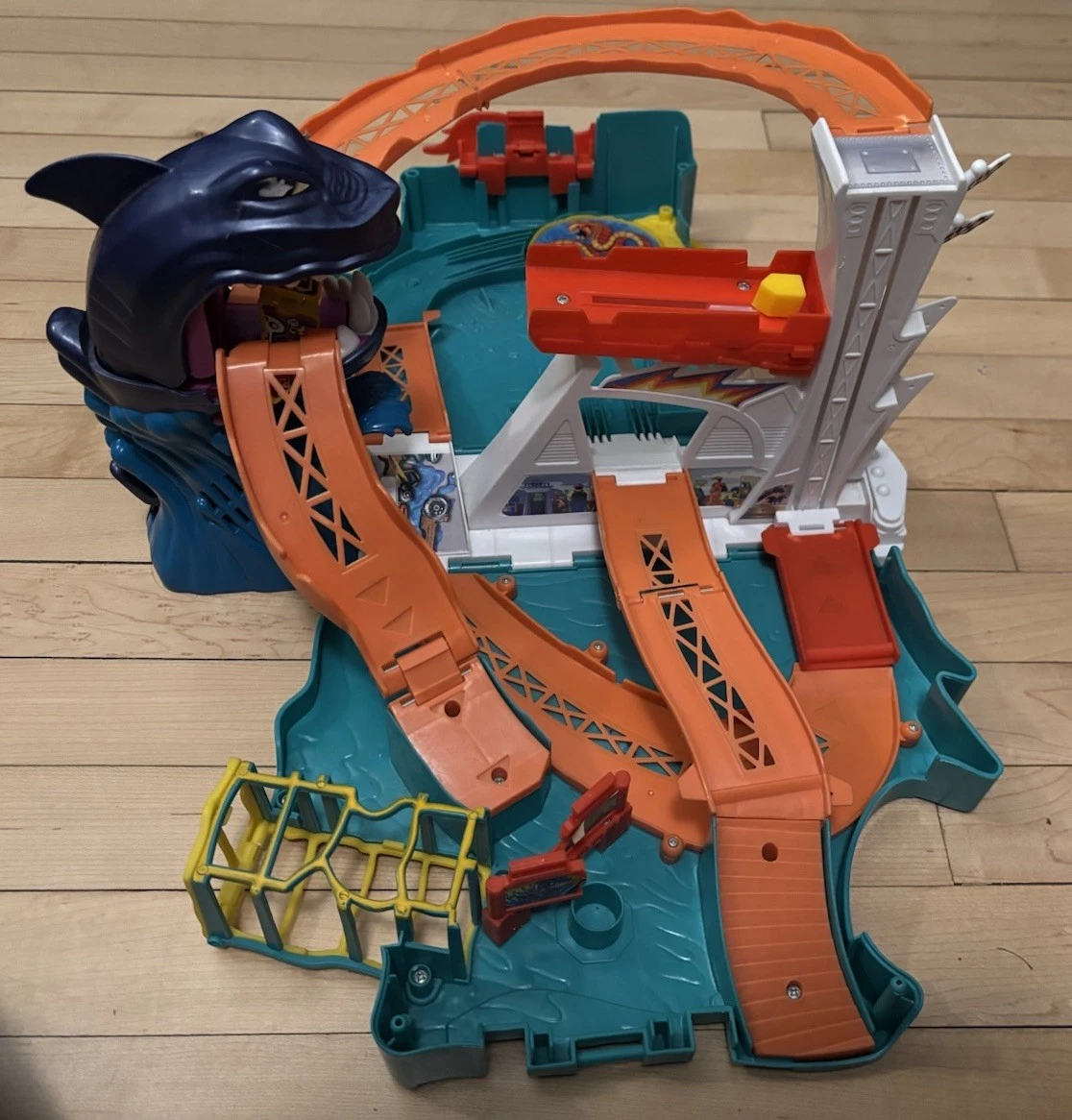 Hot Wheels Sharkbite Bay Playset 2008 Mattel Fold & Go Travel