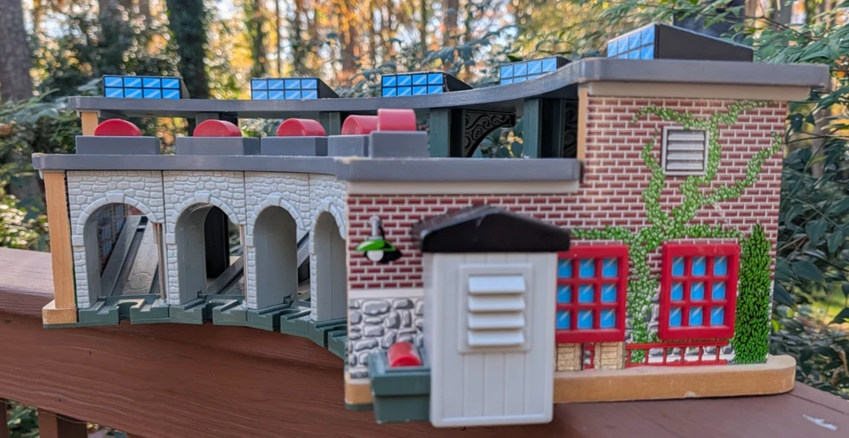 Thomas the Train Tidmouth Engine Shed Deluxe Wood Roundhouse Station Foto 3 de 4