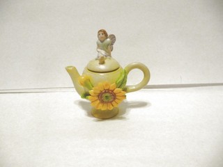 MINIATURE VINTAGE 2 PC POLYRESIN "FAIRY TEAPOT" W/A SUNFLOWER