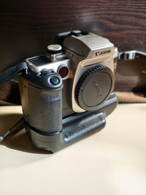 Canon EOS 50E Spiegelreflexkamera Schwarz Silber mit Akkugriff