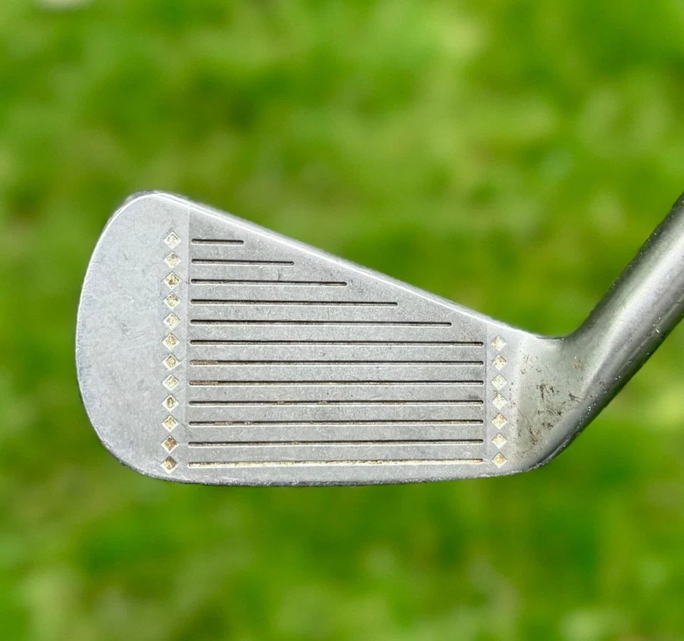 Cleveland Tour Action 588 3 ferros – eixo de aço, flex regular, aderência Golf Pride - Imagem 3 de 4