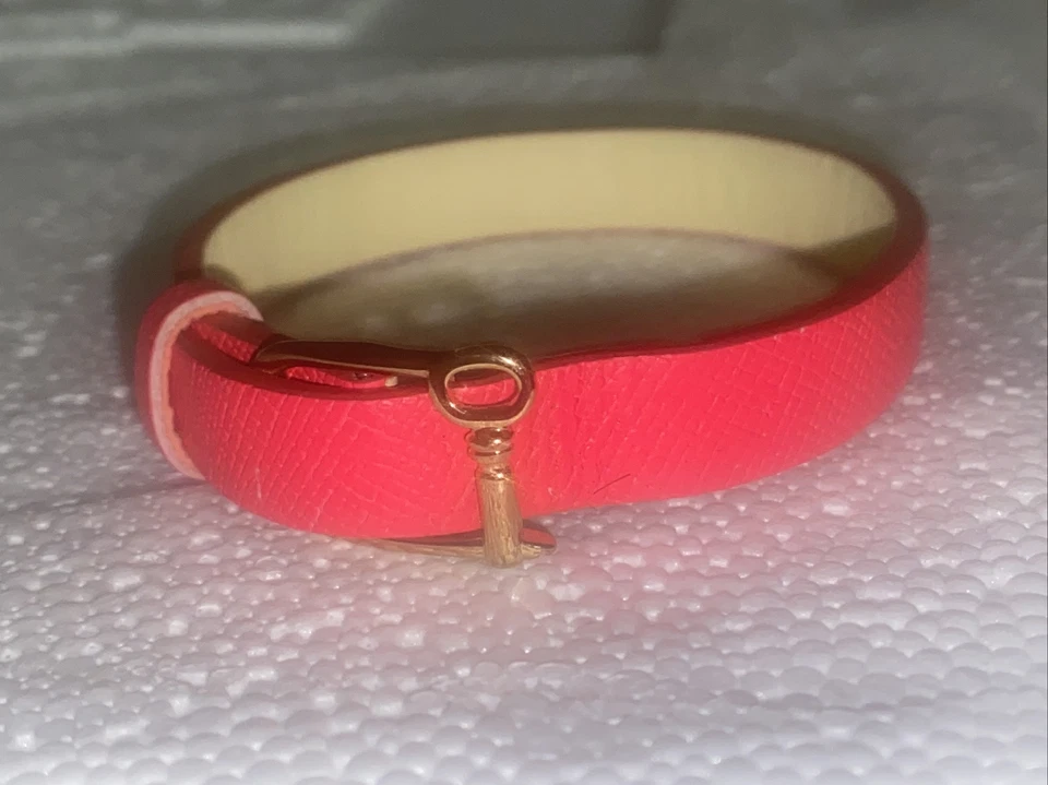 Pulsera o correa de reloj envolvente de cuero de diseñador rosa para damas para reloj sin correa de 2 piezas Foto 3 de 4