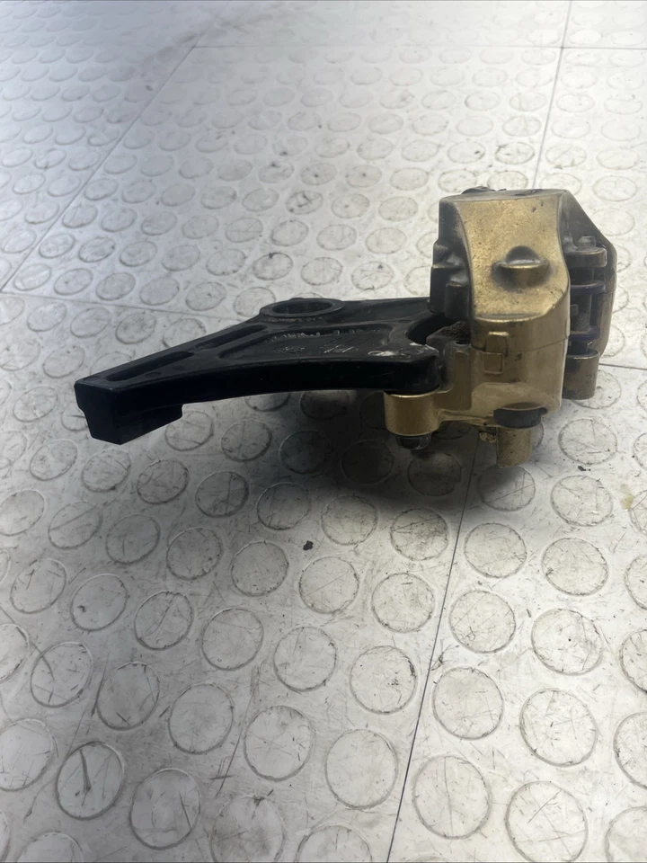 Pinza de freno trasera Suzuki GSXR 600 2004-2005 OEM con soporte de montaje OEM Foto 3 de 4
