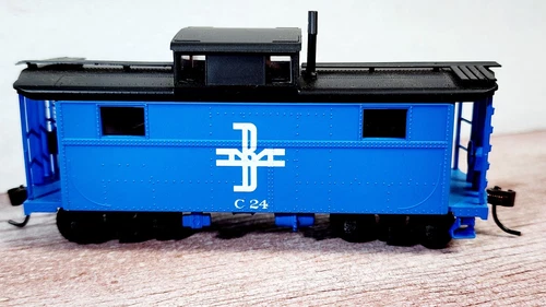 Boston & Maine RR NE-5 Center Cupola caboose C24 Bowser 55015 Owner Built HO - Picture 3 of 6
