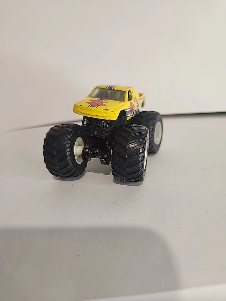 Monster Trucks Team Suzuki escala 1/64 diecast amarillo Monster Jam 2006 Hot Wheels Foto 2 de 4