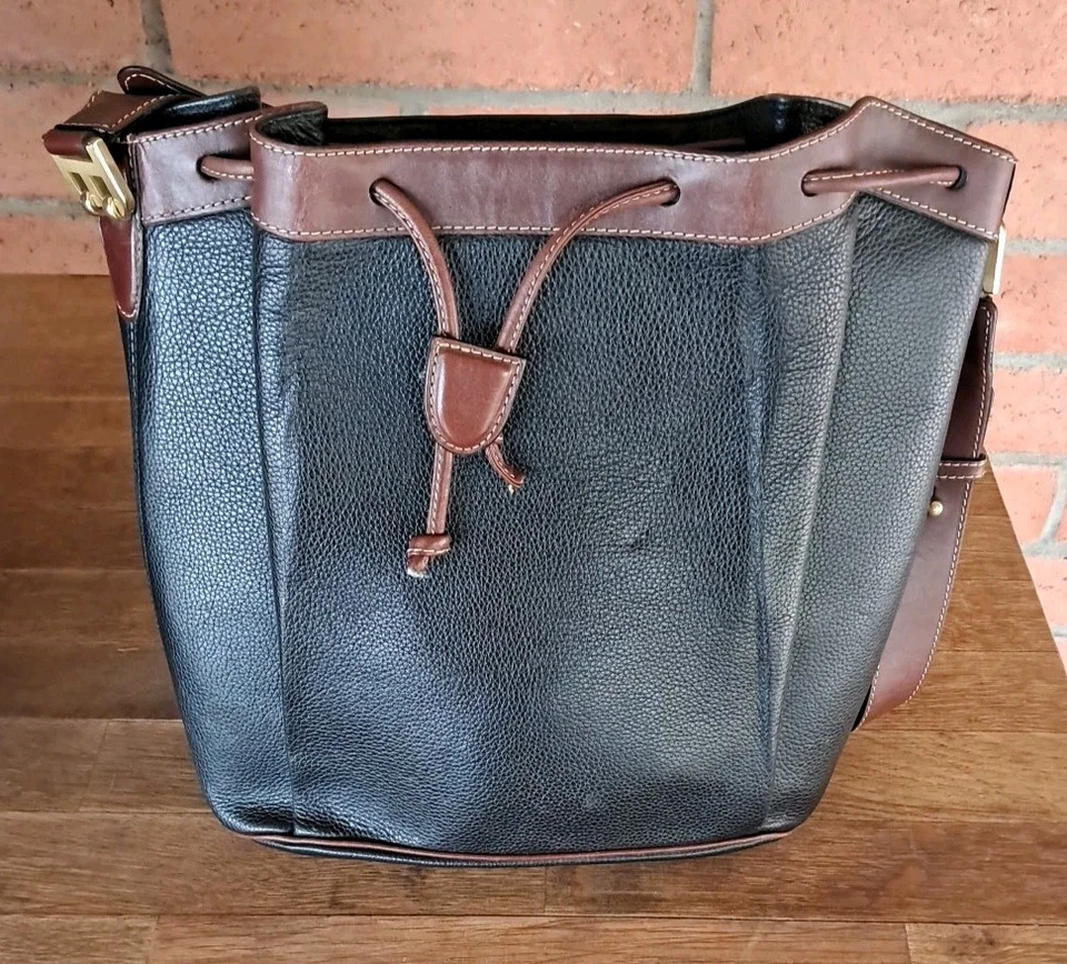 Bolso de Hombro Bally Vintage Cuero Guijarro Negro Herrajes Dorados Borde de Sillín Foto 2 de 4
