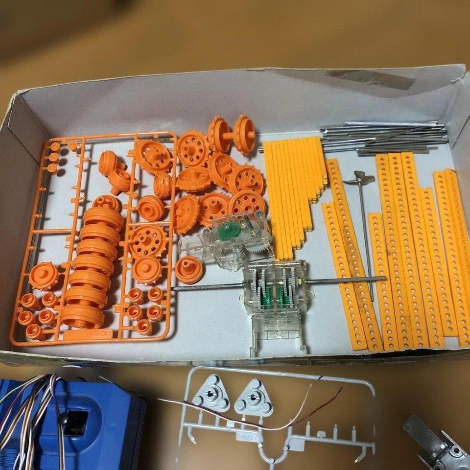 Set di costruzione TAMIYA Rescue Crawler, telecomando, ecc. - Immagine 3 di 4