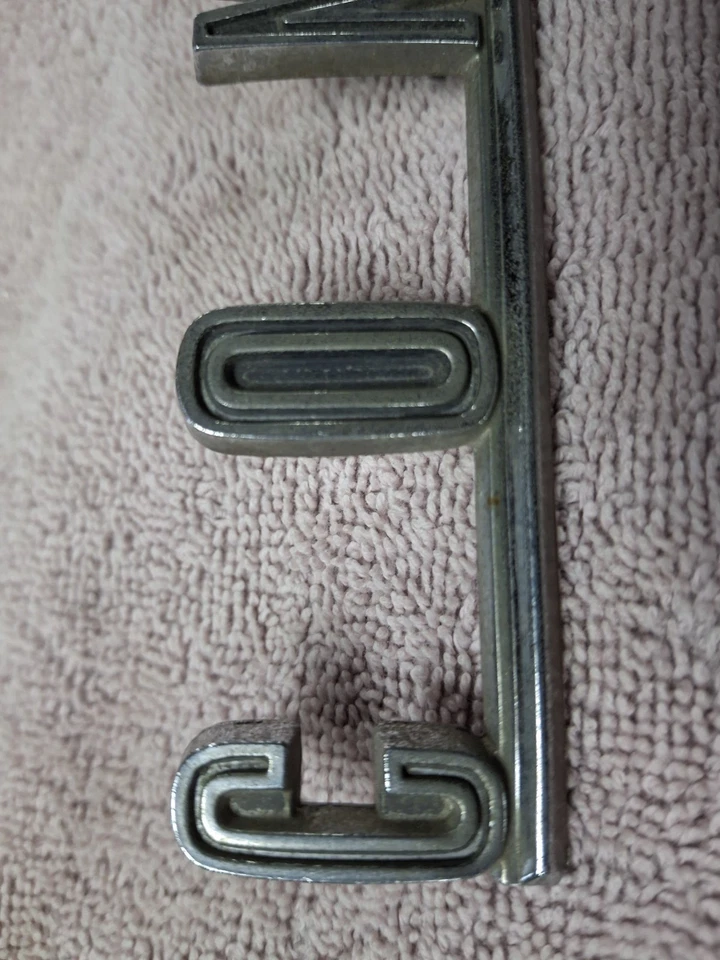 Mercury Comet 1966/67 emblema usado en parrilla Foto 3 de 4