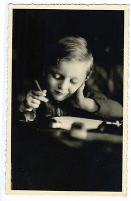 Foto Snapshot um 1950 - Junge Schreiben - Schüler - dunkles helles Licht