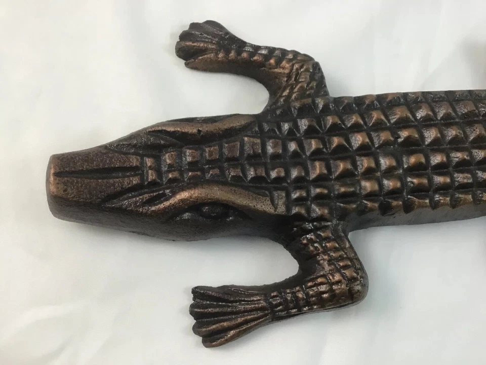 Escultura decorativa de cocodrilo de aluminio acabado cobre 14" Foto 2 de 4