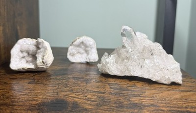 Natürlicher klarer Quarzkristall Cluster + 2 Geoden Set Heilstein Wohndeko