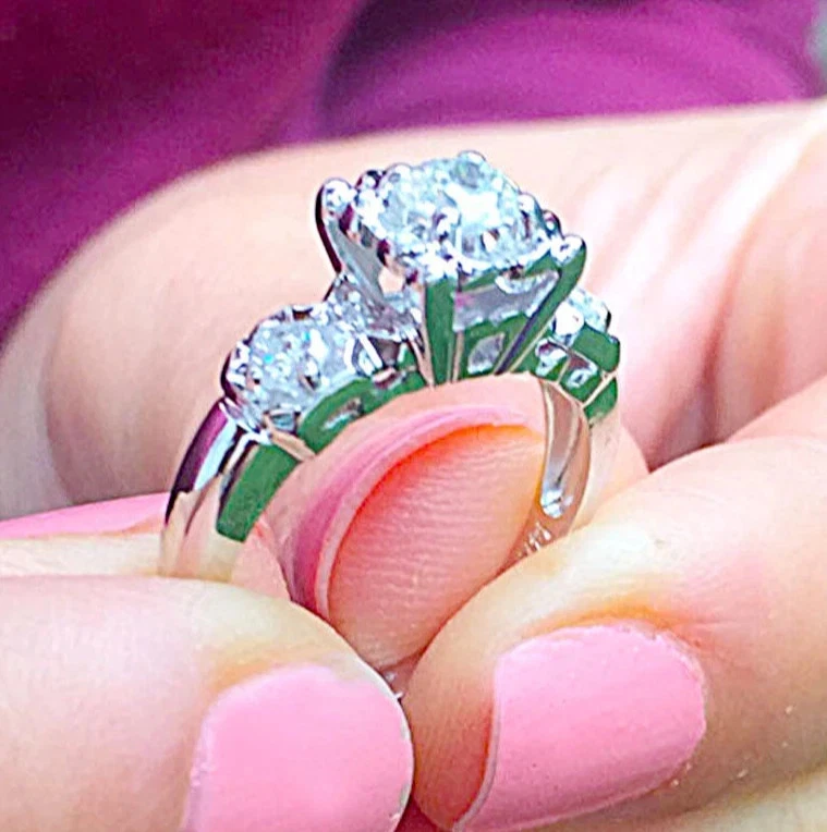 Anillo de compromiso de oro blanco de 14 k con diamantes de corte redondo I/VS1 natural certificado de 0,75 quilates Foto 3 de 4