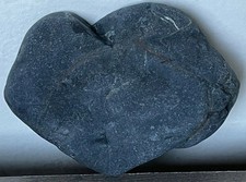 9 OZ GREY STRIPED HEART STONE W/ RUSTY BROWN LINE GOING AROUND WISHING LOVE ROCK