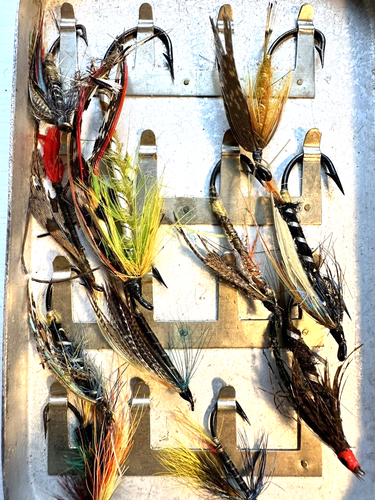 Rare Vintage Hardy Alloy 32 Clip Salmon Fly Box with 28 Period Salmon Flies - Afbeelding 4 van 7