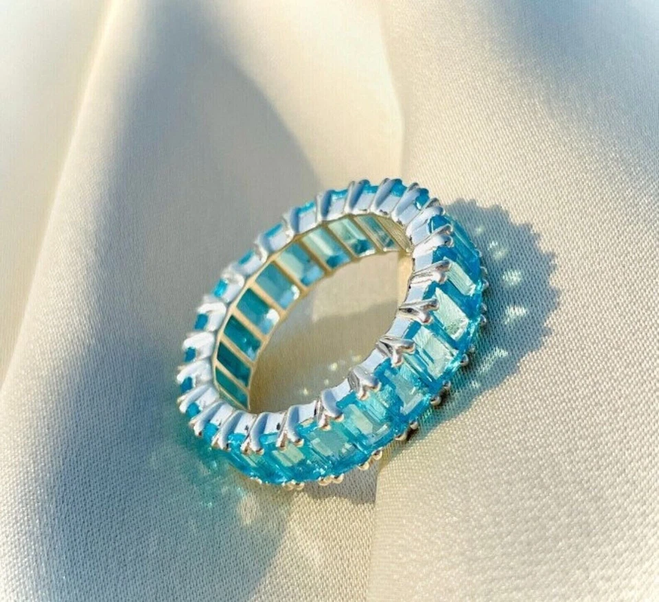 Alianza de boda enchapada en oro blanco de 14 quilates con topacio azul simulado corte esmeralda de 2,5 quilates Foto 2 de 4