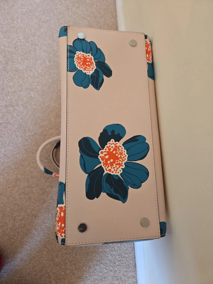 Banana Republic Women's Leather Tote Bag. - Image 3 of 4