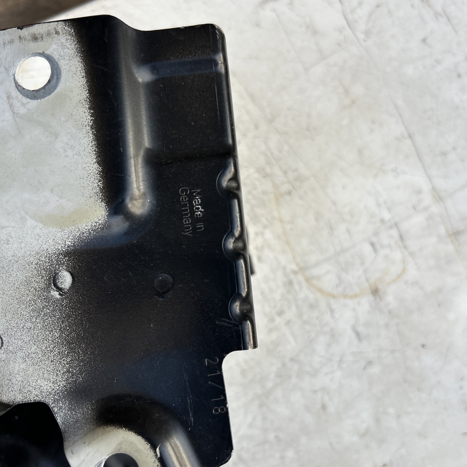2018-Up Lamborghini Urus Strut Bracket Right Genuine OEM 4ML821132A See Photos