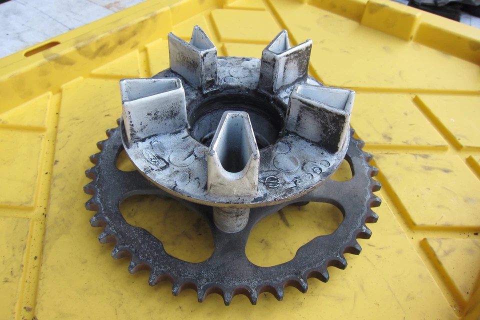 Honda Interceptor 700 1987 VFR 700 F2 OEM piñón trasero y soporte Foto 2 de 4