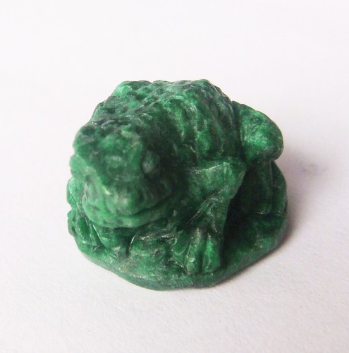 NATURAL BURMA MAW SIT SIT JADE Toad on Coin Figurine Carving 4 Jewelry / Collect - Picture 4 of 5