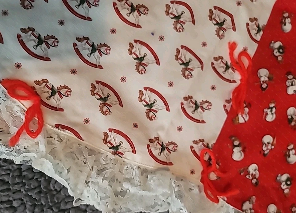 Falda Árbol de Navidad Hecha a Mano Muñecos de Nieve Caballo Mecedor Encaje Retazos De Colección '88 Foto 3 de 4