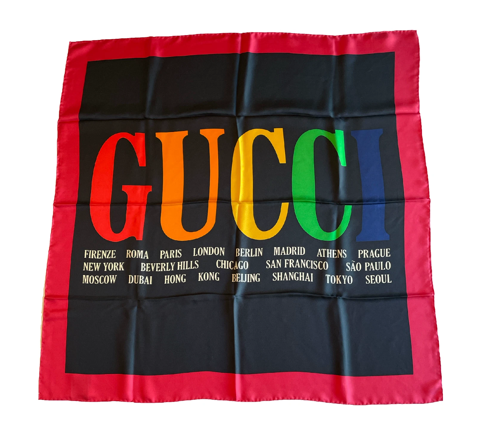 Foulard carré en soie Gucci avec logo arc en ciel