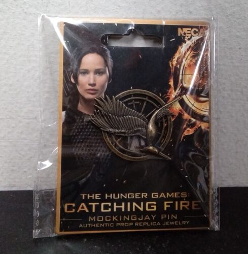 NEW The Hunger Games Catching Fire Mockingjay Pin - In Packaging Replica Prop - Afbeelding 1 van 2