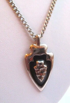 pendentif chaine signé ROYAL flèche émail noir bijou vintage couleur argent 3186 - Photo 1/3
