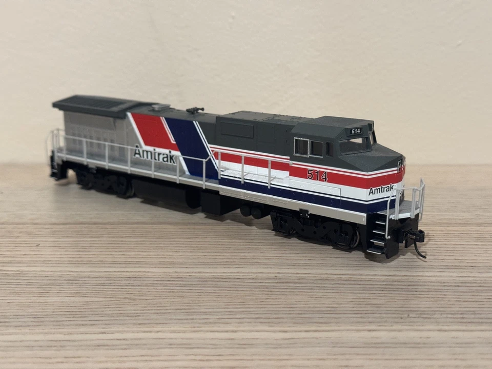 Walthers HO Scale Amtrak Dash 8-32BWH DCC Sound. Used. - Image 4 of 4