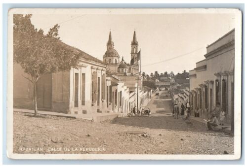 Cartolina fotografica c1910's Mazatlan Republic Street Mazatlan Messico Chiesa cane CPPC - Foto 1 di 2