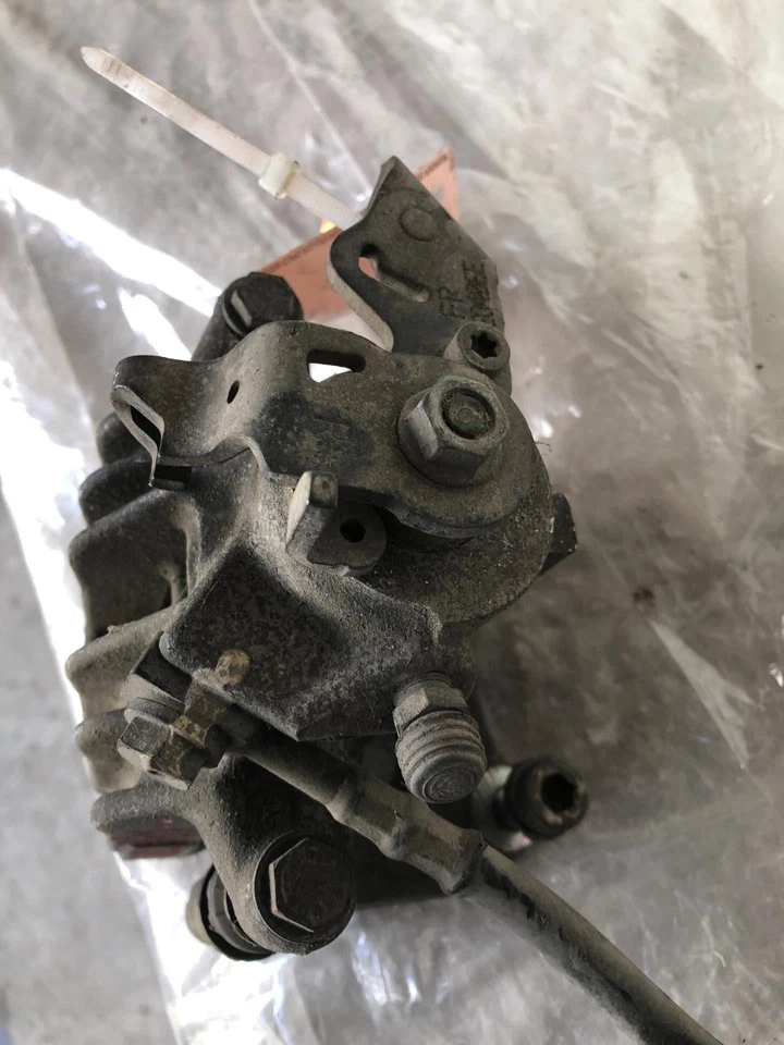 Задний суппорт дискового тормоза правый со стороны пассажира правый для Volkswagen Cabrio GLS 19995-2002 годов выпуска - Изображение 3 из 4