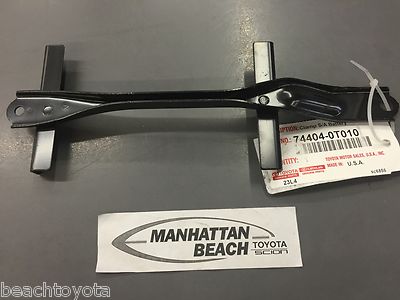 09-16 TOYOTA VENZA BATTERY HOLD DOWN CLAMP BRACKET OEM 74404-0T010