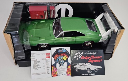 ERTL 1/18 1969 DODGE DAYTONA GREEN WITH WHITE WING - 1 OF 500 with tool box - Picture 5 of 17
