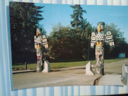 VINTAGE POST CARD TOTEM POLES ENTRANCE LEWIS PARK COURTENAY, B.C. - Picture 2 of 10