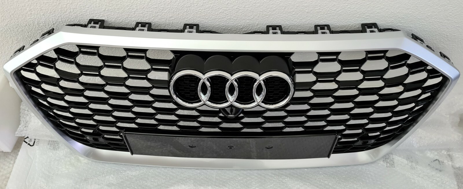 Calandre Audi A6 S6 C8 look RS6 avec supports pour radars PDC et caméra