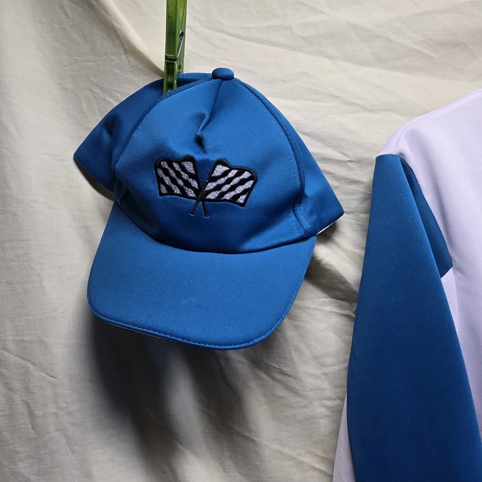 Disfraz de carreras de autos para niños PEQUEÑO con SOMBRERO, 2 BANDERAS, gafas de sol y mono MEDALLA Foto 4 de 4