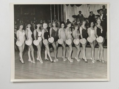 Miss Grange 1967 Schönheitswettbewerb Festzug Teilnehmer Badeanzug Lineup Vintage Foto