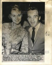 1960 Press Photo Lindsay Crosby with fiance Barbara Frederickson at Hotel Event