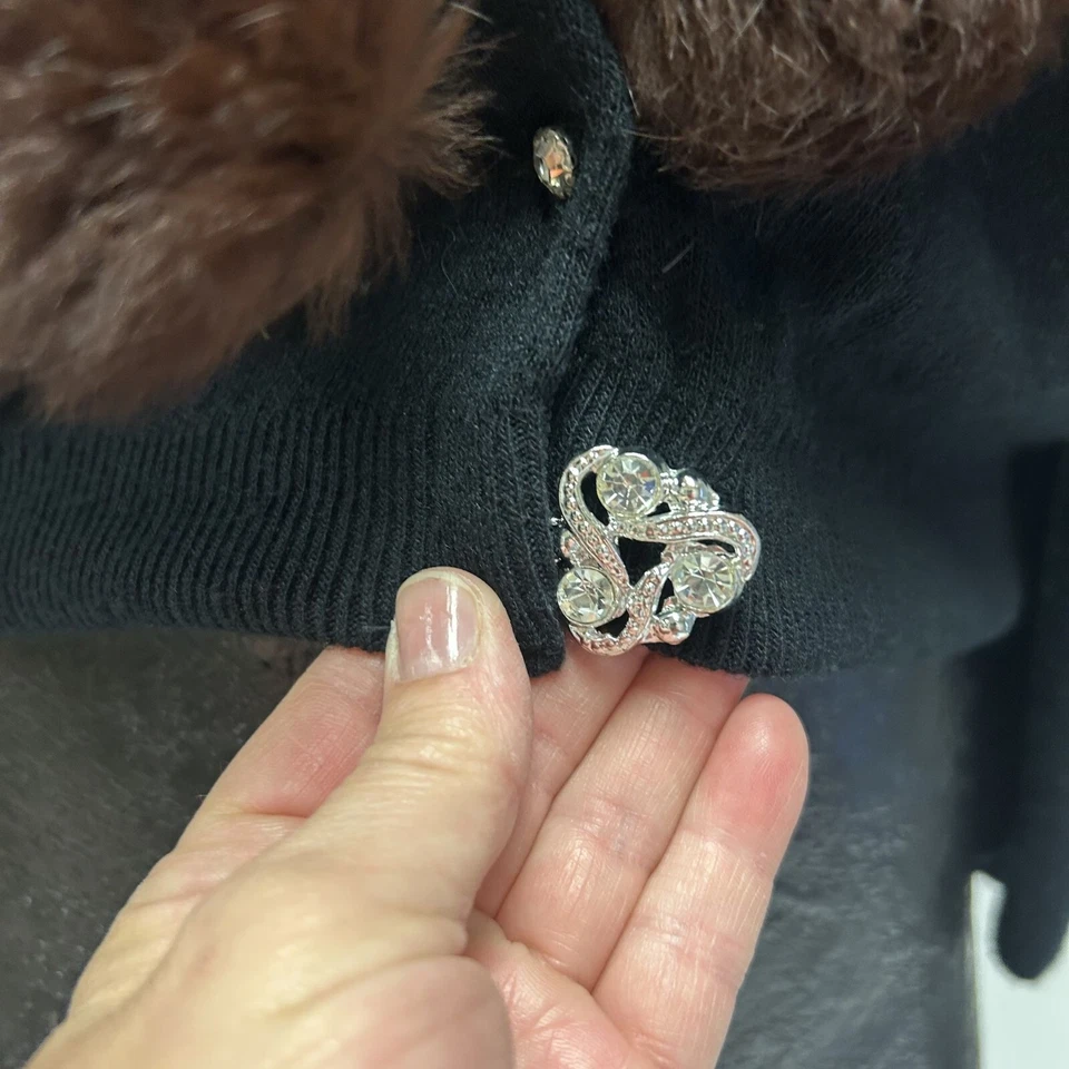 Cardigã preto Orlon vintage anos 50 pele de vison xale colarinho joias fecho suéter P/M - Imagem 4 de 4