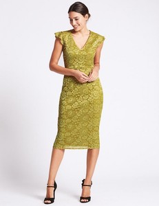 per una yellow dress