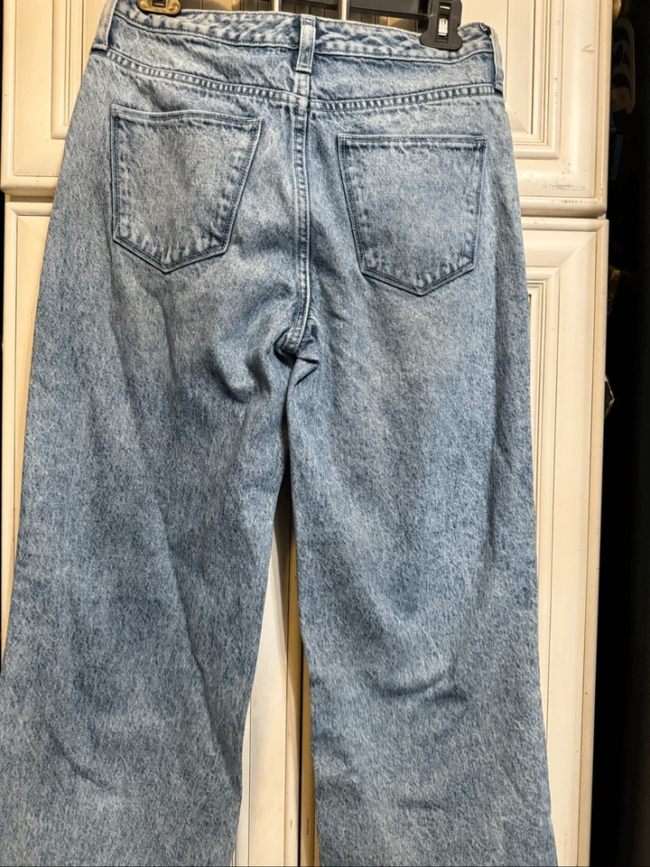 Pantalones de mezclilla recortados Universal Thread para mujer pierna ancha dobladillo deshilachado azul lavado ácido talla 4 Foto 3 de 4