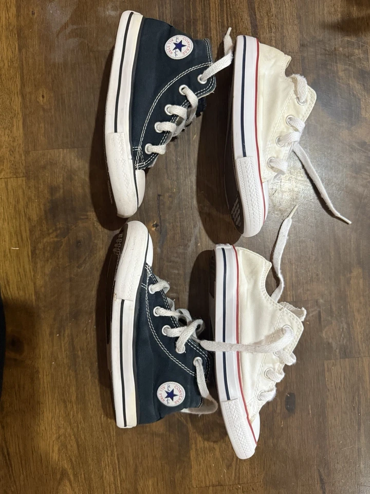 Lote de 2 pares de zapatillas Converse Chuck Taylor All Star Lo para niños pequeños talla 9 Foto 2 de 4