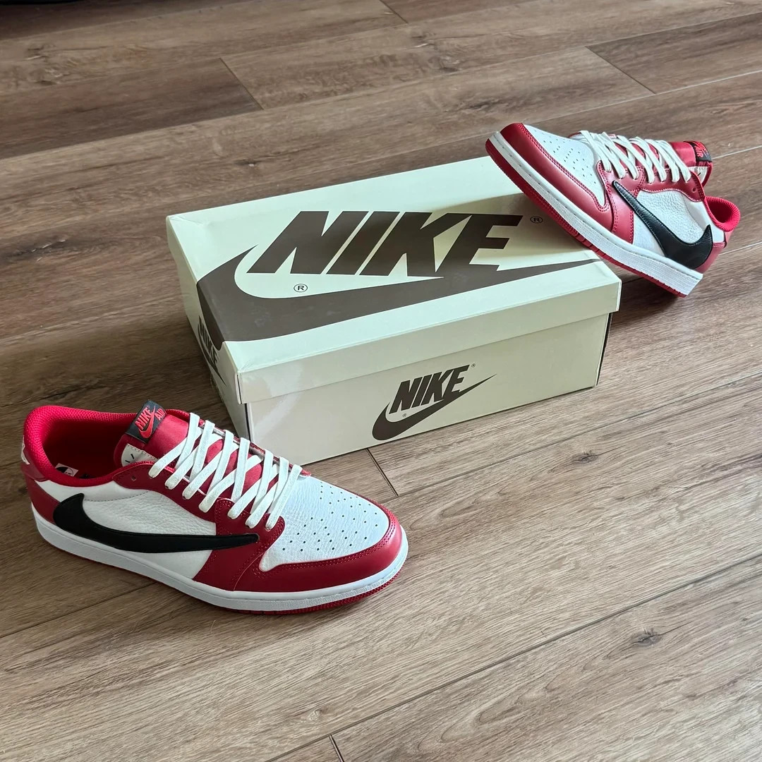 US 10 - Jordan 1 Retro OG SP x Travis Scott Low "Chicago" image 2