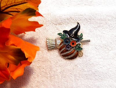CLASSIC BROOCH HALLOWEEN WHIMSICAL BLACK WITCH'S HAT BROOM PUMPKIN RHINESTON K13