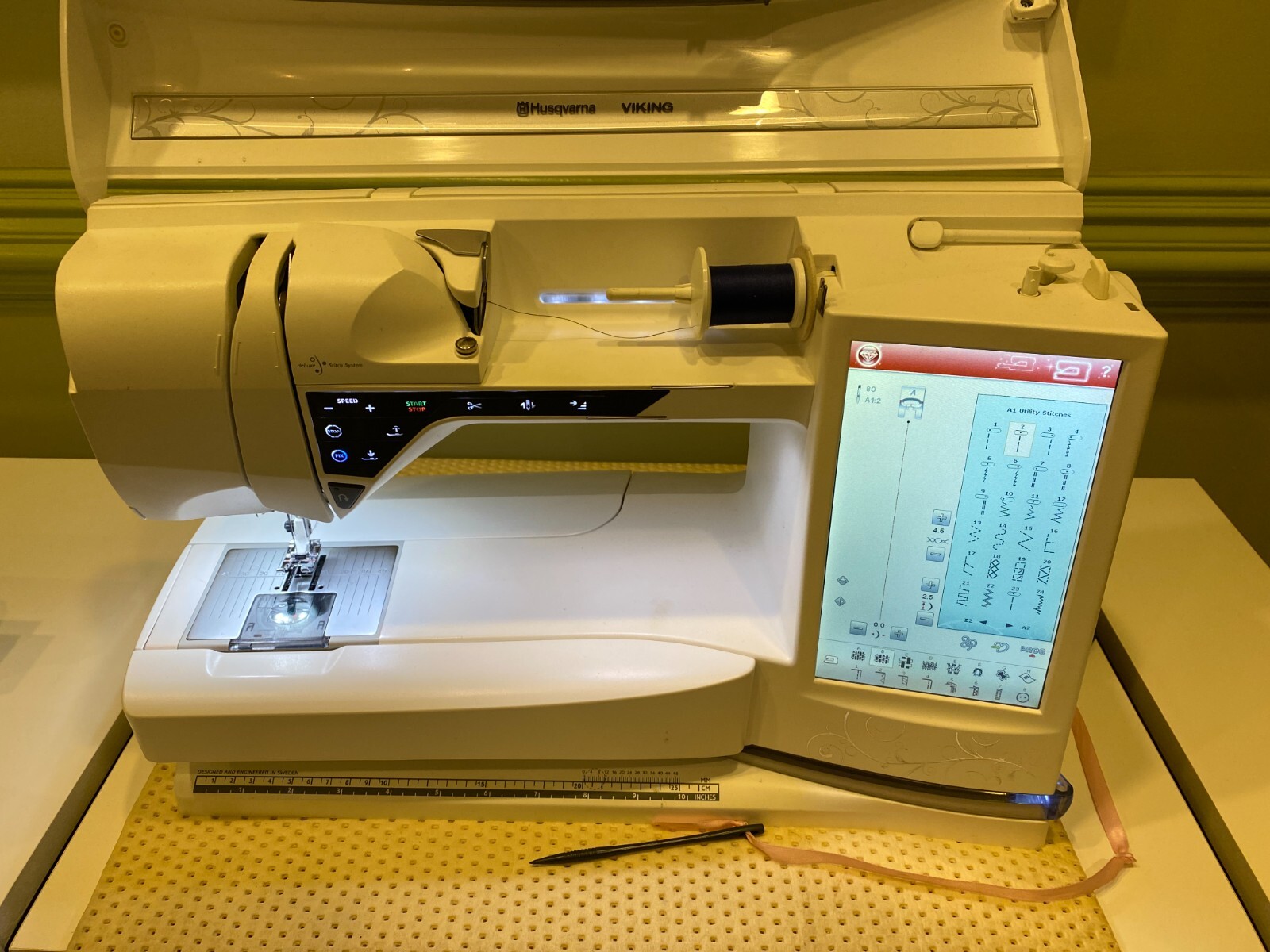 Husqvarna Viking Designer Diamond Deluxe Sewing, Quilting & Embroidery