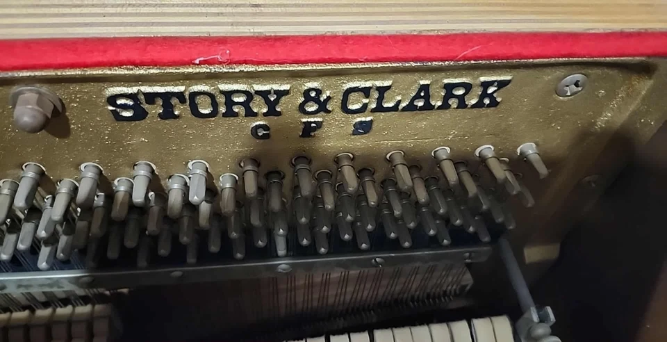 ¡Piano en venta!! Must Go Foto 4 de 4