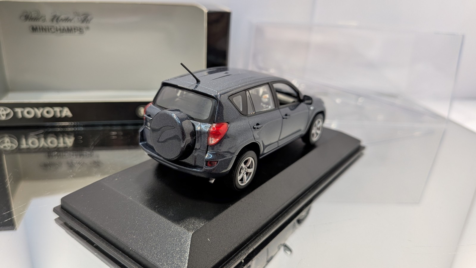 Foto 13 van Minichamps 1:43 Toyota Rav4 Mint in Box  *
